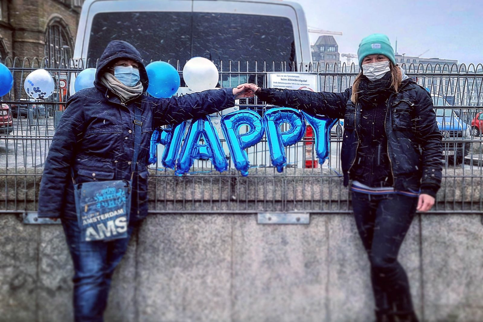 Die Helfer am Hamburger Gabenzaun