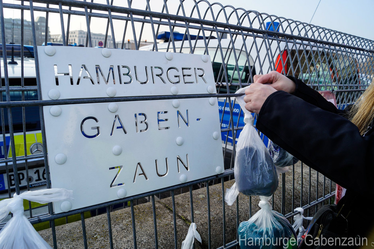 Direkt helfen am Gabenzaun am Hamburger Hauptbahnhof