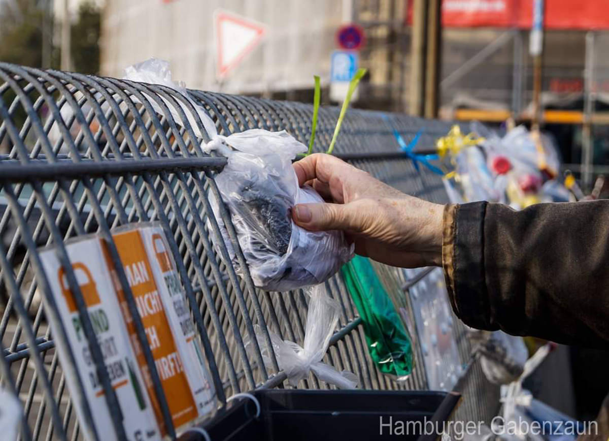 Spende am Hamburger Gabenzaun